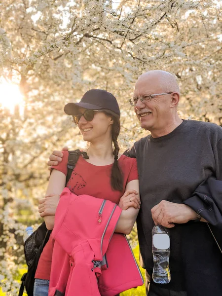Happy Father His Adult Daughter Enjoying Leisure Time Spring Park — Stock Photo, Image