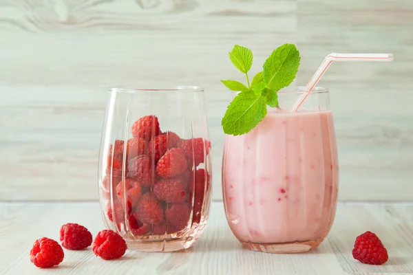 Hallon Milkshake Serveras Med Mynta Blad Och Ett Glas Färska — Stockfoto