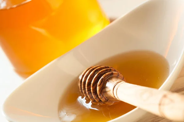 Dřevěné Honey Naběračka Bílé Porcelánové Mísy Přírodní Čerstvý Med — Stock fotografie