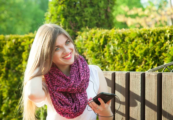 Krásná Usměvavá Studentka Poslouchat Hudbu Její Mobilní Telefon Posezení Letní — Stock fotografie