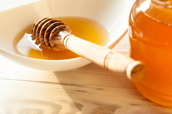 Κουτάλα Ξύλινη Μέλι Ένα Μπολ Λευκή Πορσελάνη Φρέσκο Φυσικό Μέλι — Φωτογραφία Αρχείου