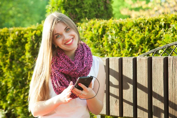 Feliz Sorrindo Jovem Mulher Usando Seu Telefone Enquanto Passa Tempo — Fotografia de Stock