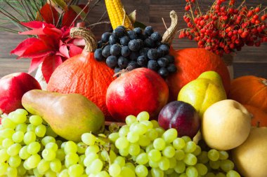 Sonbaharda hasat: bol meyve ve sebze ahşap arka plan üzerinde