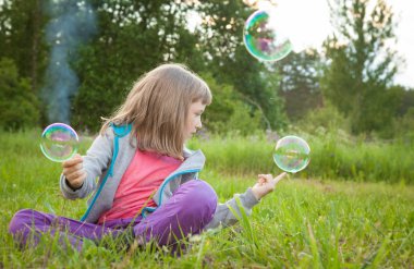 Sabun köpüğü bir yaz parkta oturan ile sihirli yapım komik iskambil kız