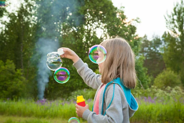 Aranyos Kislány Hogy Szappanbuborékok Nyári Park — Stock Fotó