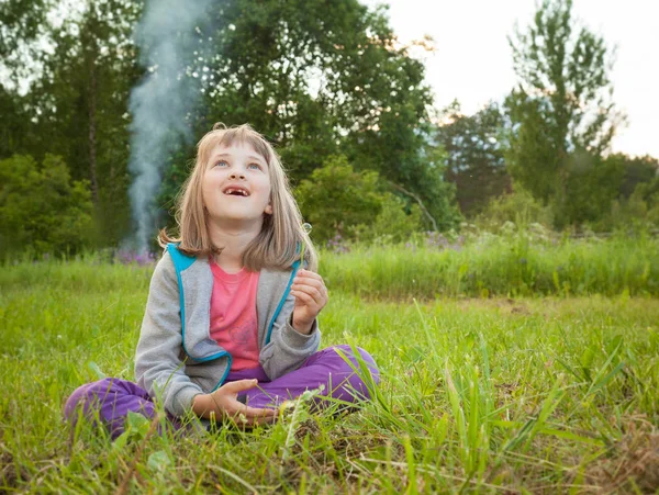 Lycklig Barndom Bedårande Glada Förskolebarn Flicka Som Leker Grön Sommar — Stockfoto