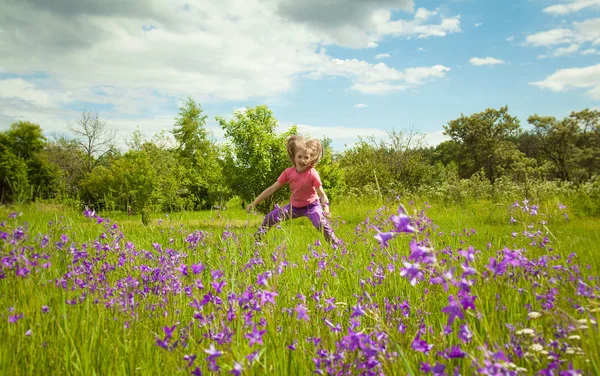 Gelukkige Jeugd Schattig Klein Meisje Een Groene Zomer Weide Springen — Stockfoto