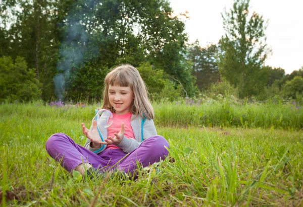 Adorable Niña Preescolar Jugando Con Burbujas Jabón Sentado Parque Verano — Foto de Stock