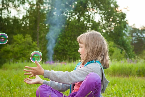 Schattig Peuter Meisje Speelt Met Zeepbellen Zitten Een Zomer Park — Stockfoto