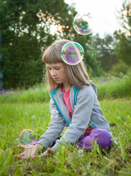 Menina Pré Escolar Bonito Jogando Com Bolhas Sabão Sentado Parque — Fotografia de Stock