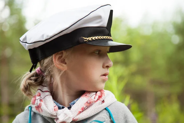 Porträtt Förskolebarn Flicka Tittar Uppmärksamt Något Utomhus — Stockfoto