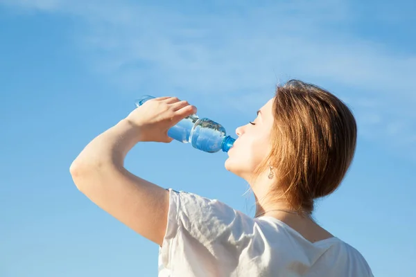 Zuiver Water Voor Gezonde Actieve Levensstijl Aantrekkelijke Jonge Vrouw Drinkwater — Stockfoto