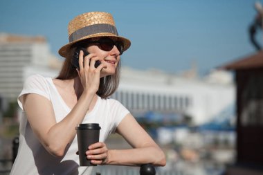 Açık havada Evet çekici genç esmer