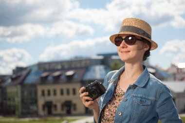 Şehir manzaraları kamera ile çekici genç turist kız