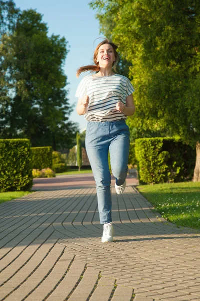 Glad Ung Kvinna Njuter Morgon Jogging Sommar Park — Stockfoto