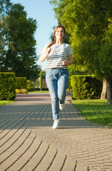 Glad Ung Kvinna Njuter Morgon Jogging Sommar Park — Stockfoto