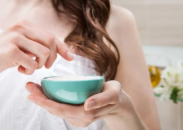 Fechar Mãos Mulher Segurando Uma Tigela Com Máscara Nutritiva Para — Fotografia de Stock