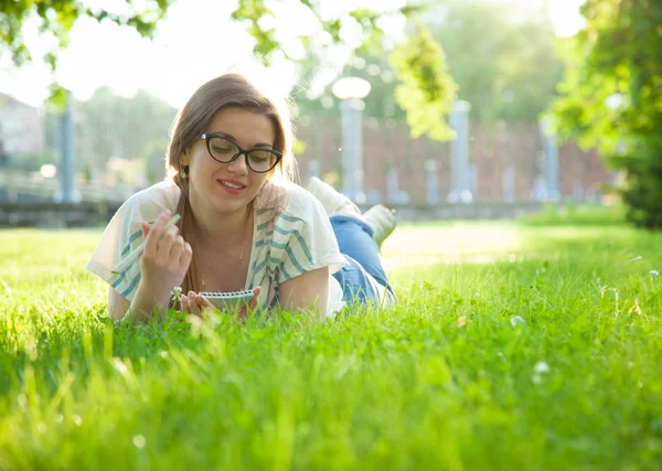 Dreaming Young Woman Her Diary Lying Sunny Lawn Park — Stock Photo, Image