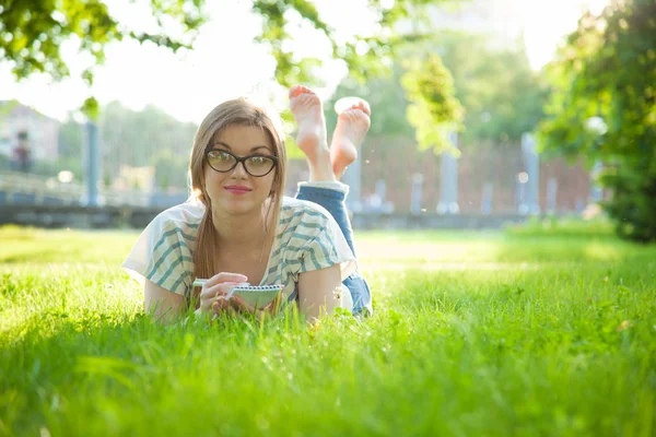 Piękna Młoda Kobieta Spędzać Swój Wolny Czas Słoneczny Park Robiąc — Zdjęcie stockowe