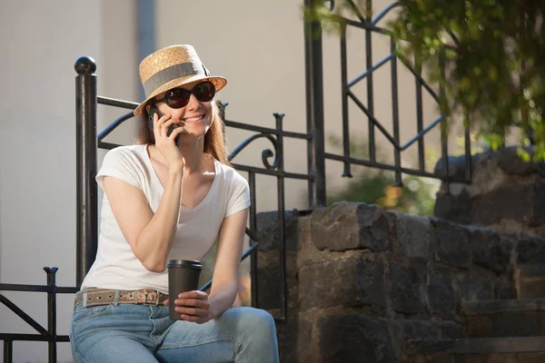 Mujer Joven Sonriente Sentada Aire Libre Con Una Taza Café — Foto de Stock
