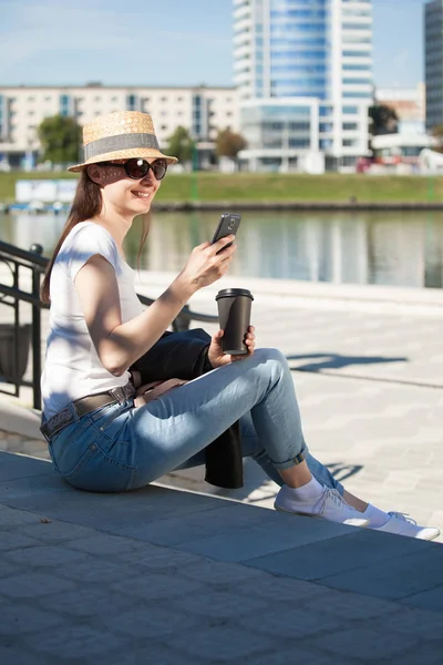 Jovem Feliz Vestindo Roupas Casuais Sentada Escada Livre Com Telefone — Fotografia de Stock