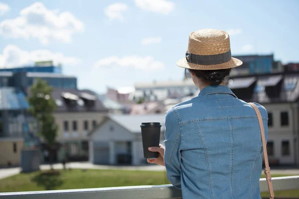 Mujer Joven Irreconocible Con Una Taza Café Mirando Las Casas — Foto de Stock