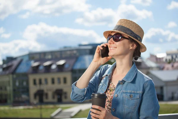 Atractiva Joven Morena Hablando Por Teléfono Aire Libre — Foto de Stock