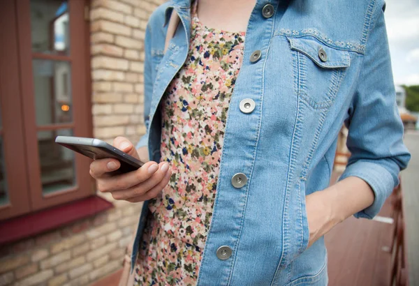 Zwiedzanie Miasta Turystycznych Poznania Młoda Kobieta Papierowej Mapy Telefonu Komórkowego — Zdjęcie stockowe