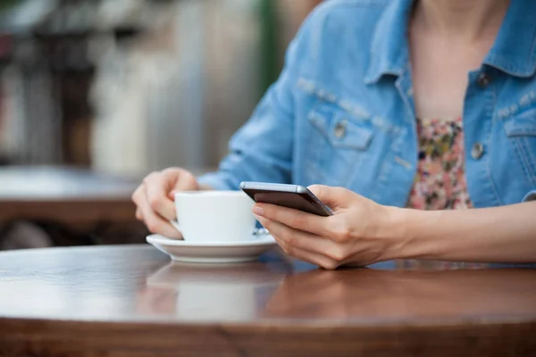 Oigenkännlig Flicka Tillbringa Tid Ett Sommarcafé Med Mobiltelefon Och Kopp — Stockfoto