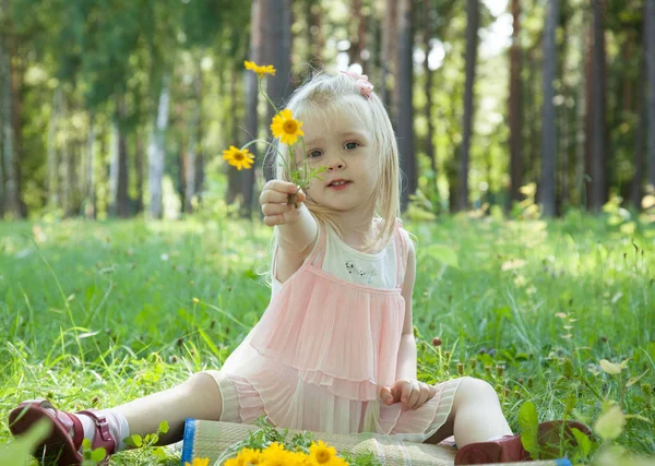 Söt Liten Flicka Som Leker Med Gula Blommor Sommar Park — Stockfoto