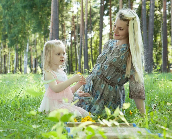 Zwangere Jonge Moeder Met Haar Dochtertje Tijd Doorbrengen Een Zomer — Stockfoto