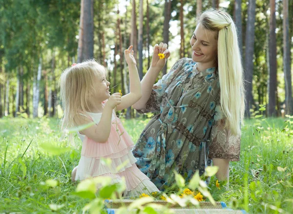 Leuk Speels Meisje Met Plezier Met Haar Zwangere Jonge Moeder — Stockfoto