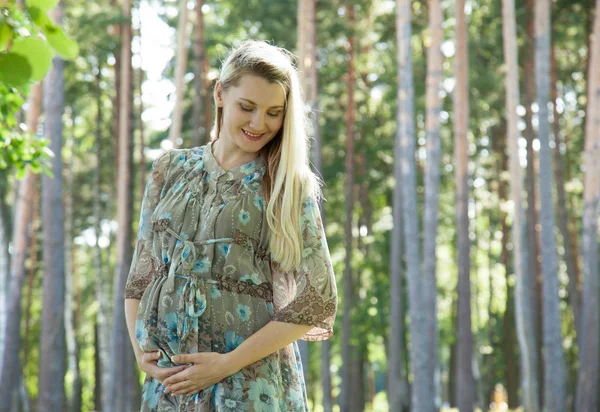 Charmerande Ung Kvinna Njuter Graviditet Tid Utomhus Porträtt — Stockfoto