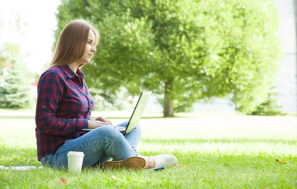 Atraktivní Studentka Sedí Přenosným Počítačem Letním Parku — Stock fotografie