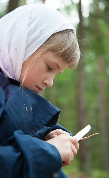 Söt Liten Flicka Noga Carving Trä Leksak Utomhus — Stockfoto