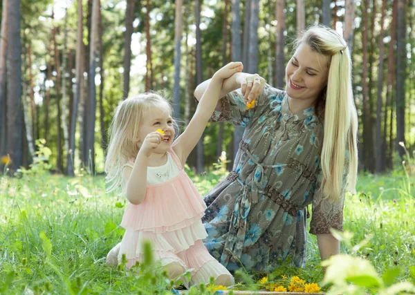 Söt Lekfull Liten Flicka Kul Med Mamman Gravid Ung Sommar — Stockfoto