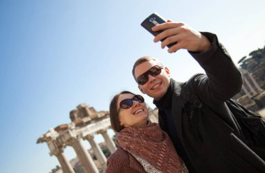 Mutlu genç çift selfie Roman Forum güneşli gün yapma.
