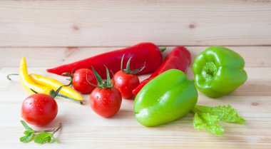 Ahşap masa üzerinde taze iştah açıcı sebze çeşitli