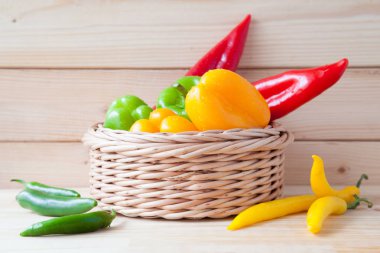 Taze olgun sebze bir sepeti ahşap masa üzerinde çeşitli