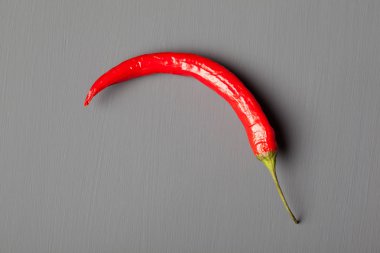 Gri arkaplanda kırmızı biber