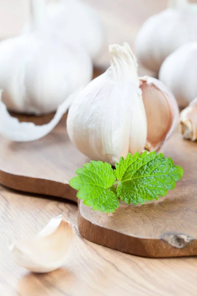 Garlics Foglia Menta Fresca Tavola Legno — Foto Stock