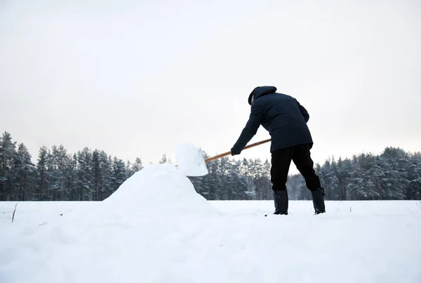 在农村大雪之后 人们正在从车道上除雪 — 图库照片