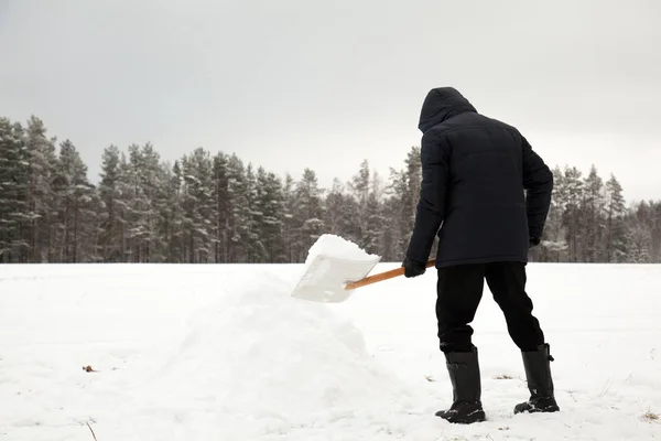 Man Verwijdert Sneeuw Van Een Oprit Zware Sneeuwval Het Platteland — Stockfoto