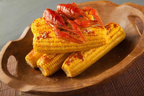 Boiled Crayfish Sweet Corns Seasoned Ground Cayenne Pepper Served Wooden — Stock Photo, Image