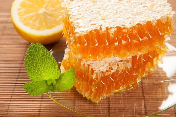 Petos Miel Limón Menta Fresca Sobre Fondo Bambú — Foto de Stock