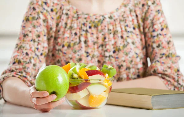 Giovane Donna Irriconoscibile Che Mangia Macedonia Frutta Fresca Rilassarsi Colazione — Foto Stock