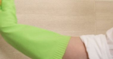 duvar karosu sünger ile temizlik kadın kırpılmış görünümünü