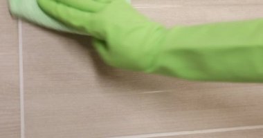 duvar karosu sünger ile temizlik kadın kırpılmış görünümünü