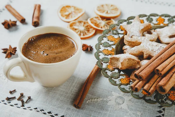 Tasse Heiße Schokolade Mit Zimt Und Hausgemachten Ingwerplätzchen Auf Leinentischdecke — Stockfoto