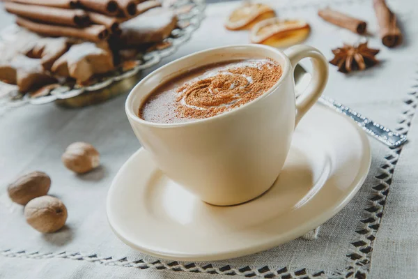Чашка Гарячого Шоколаду Корицею Домашнім Імбирним Печивом Лляній Скатертині — стокове фото